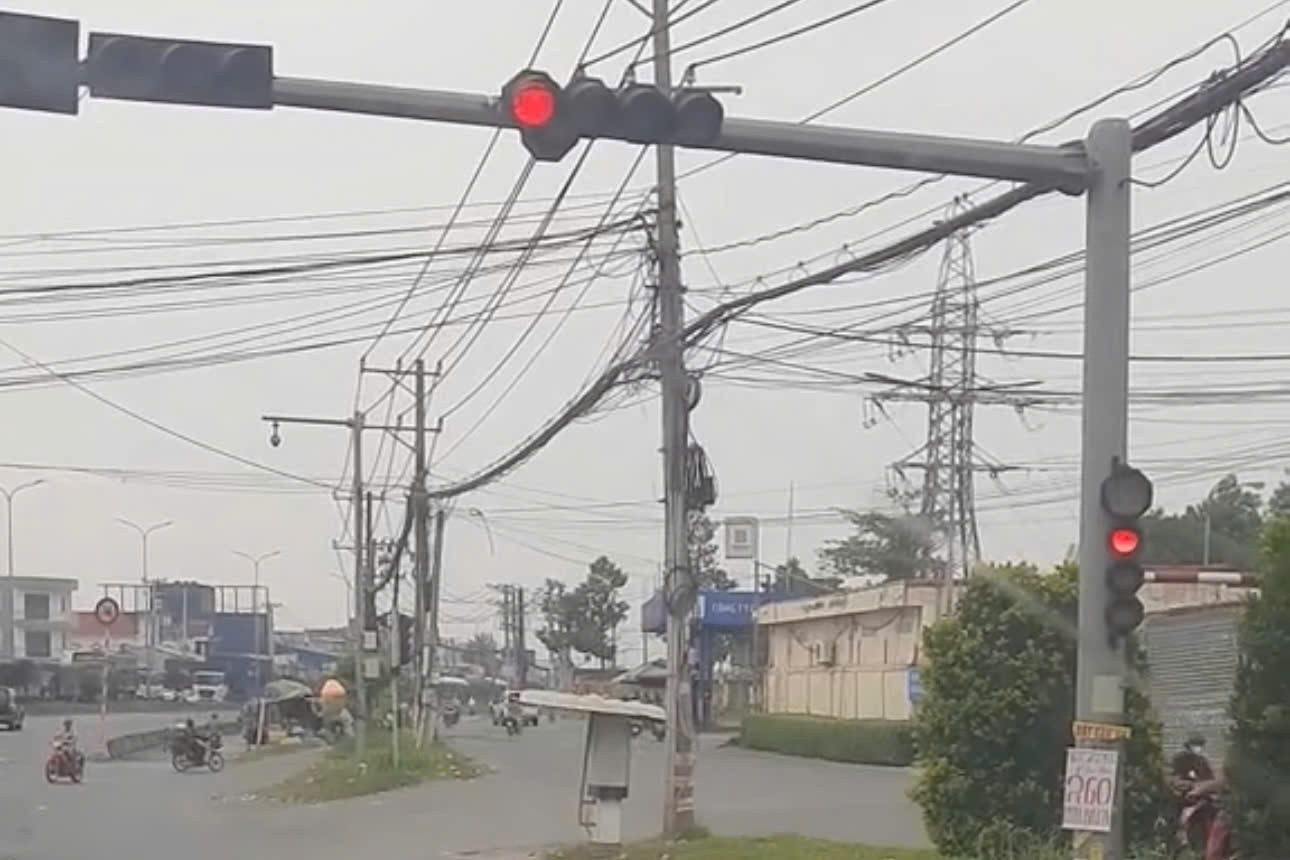 Den do tren quoc lo 51 bi do, un tac keo dai vi tai xe khong dam chay hinh anh