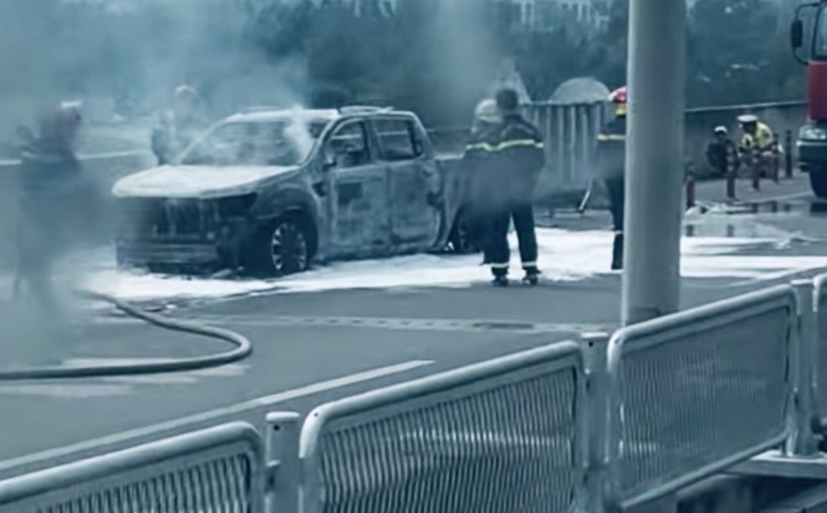 Xe boc chay cao toc anh 1