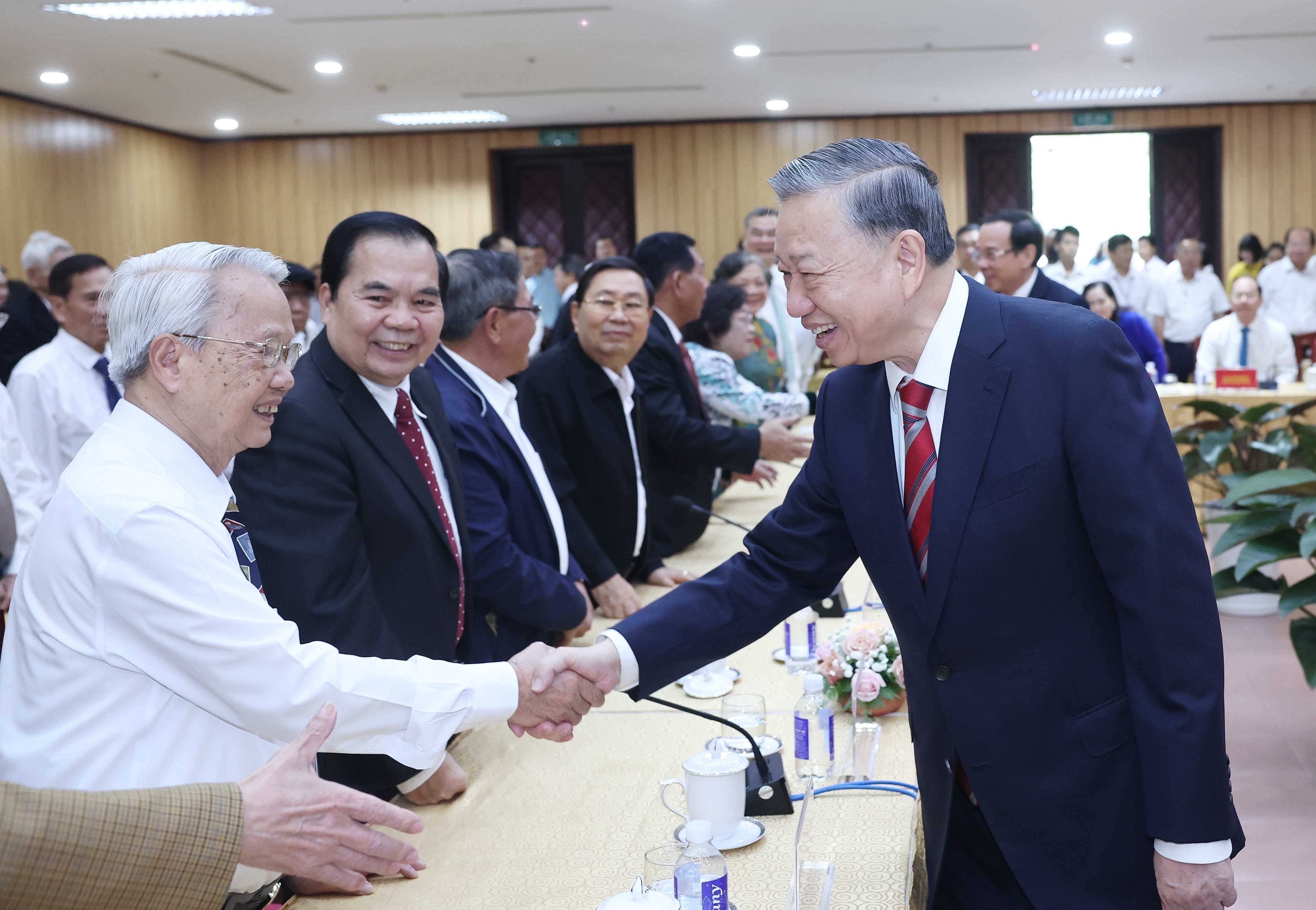 Tong Bi thu gap mat cac nguyen lanh dao Dang, Nha nuoc tai phia Nam hinh anh