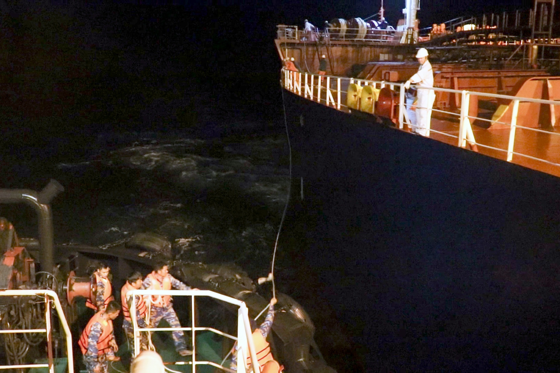 Tau tai trong hon 40.000 tan gap su co tren bien Khanh Hoa hinh anh