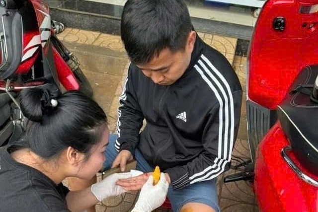 Nguoi dan ong dung cam cuu hai chau be trong nha khoa cua boc chay hinh anh