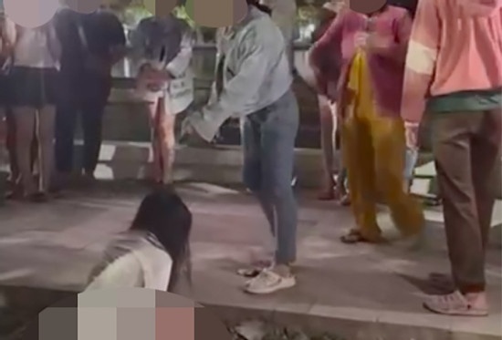 Nu nhan vien ngan hang bi danh ghen bam dap o Can Tho hinh anh