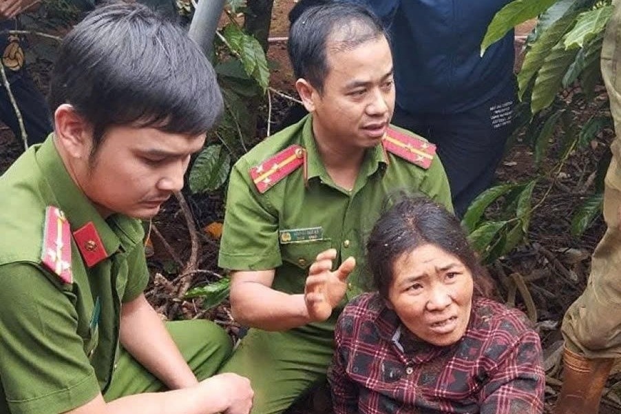 Cuu song nguoi phu nu roi xuong gieng sau 25 m o Dak Lak hinh anh