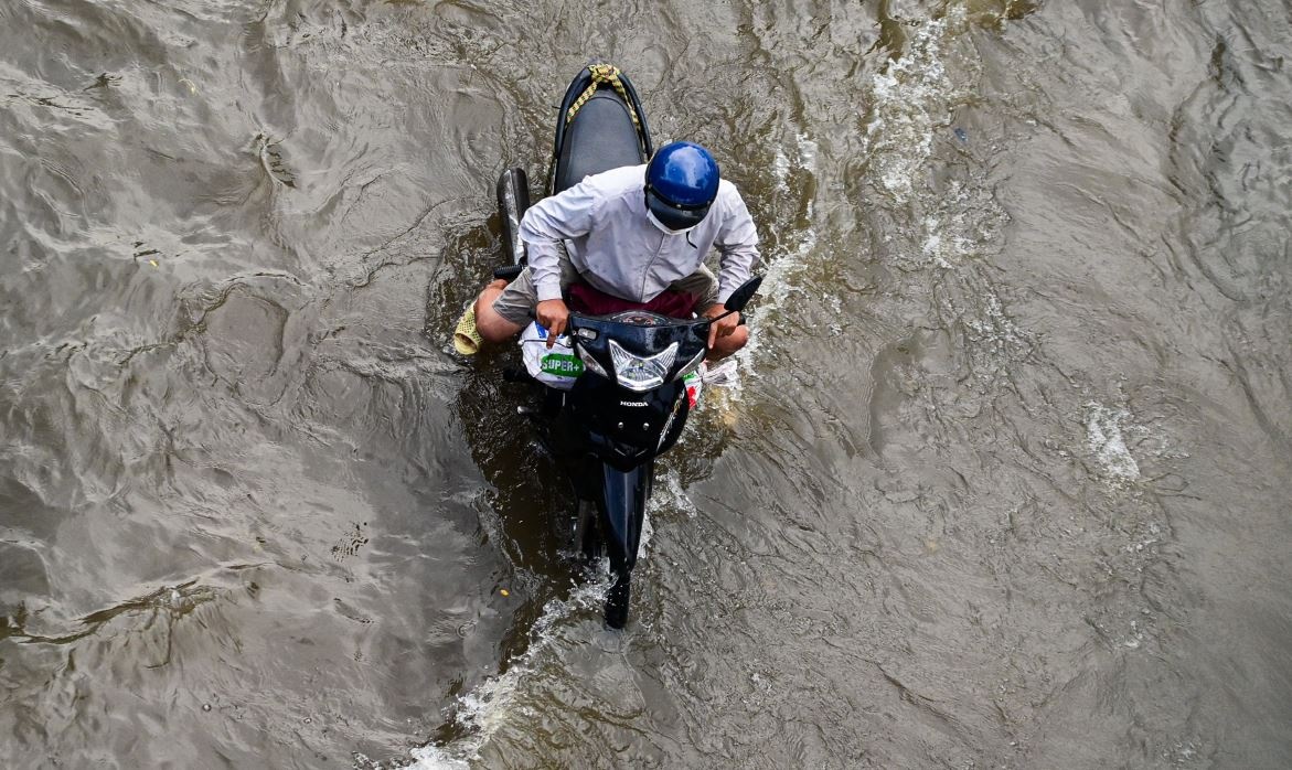 Thoi tiet 4/1: Nam Bo mua rao, ung pho trieu cuong hinh anh