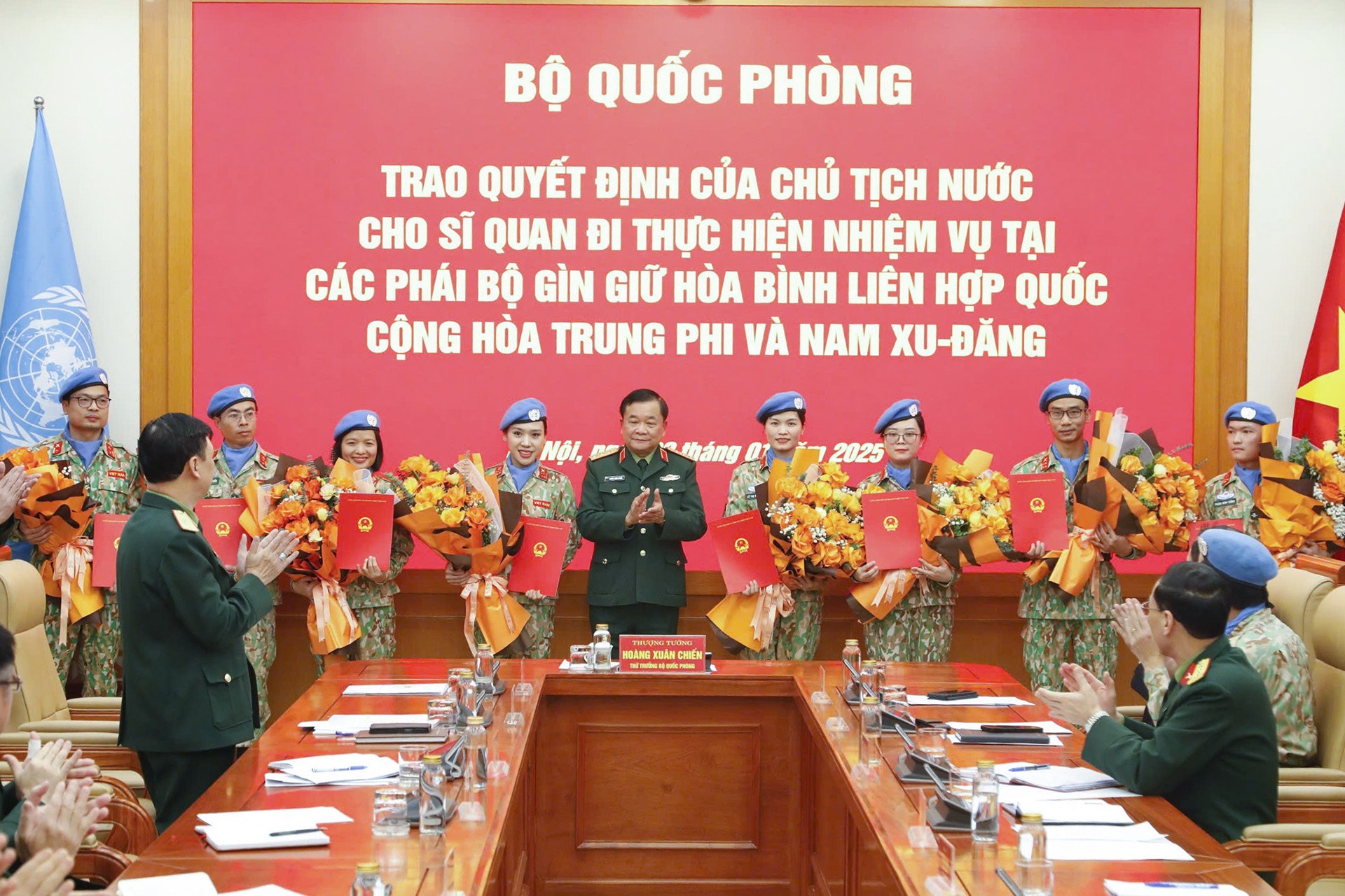 8 si quan Quan doi duoc Chu tich nuoc cu di gin giu hoa binh hinh anh
