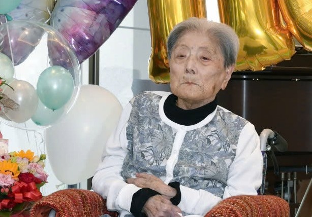 Nguoi cao tuoi nhat the gioi qua doi hinh anh