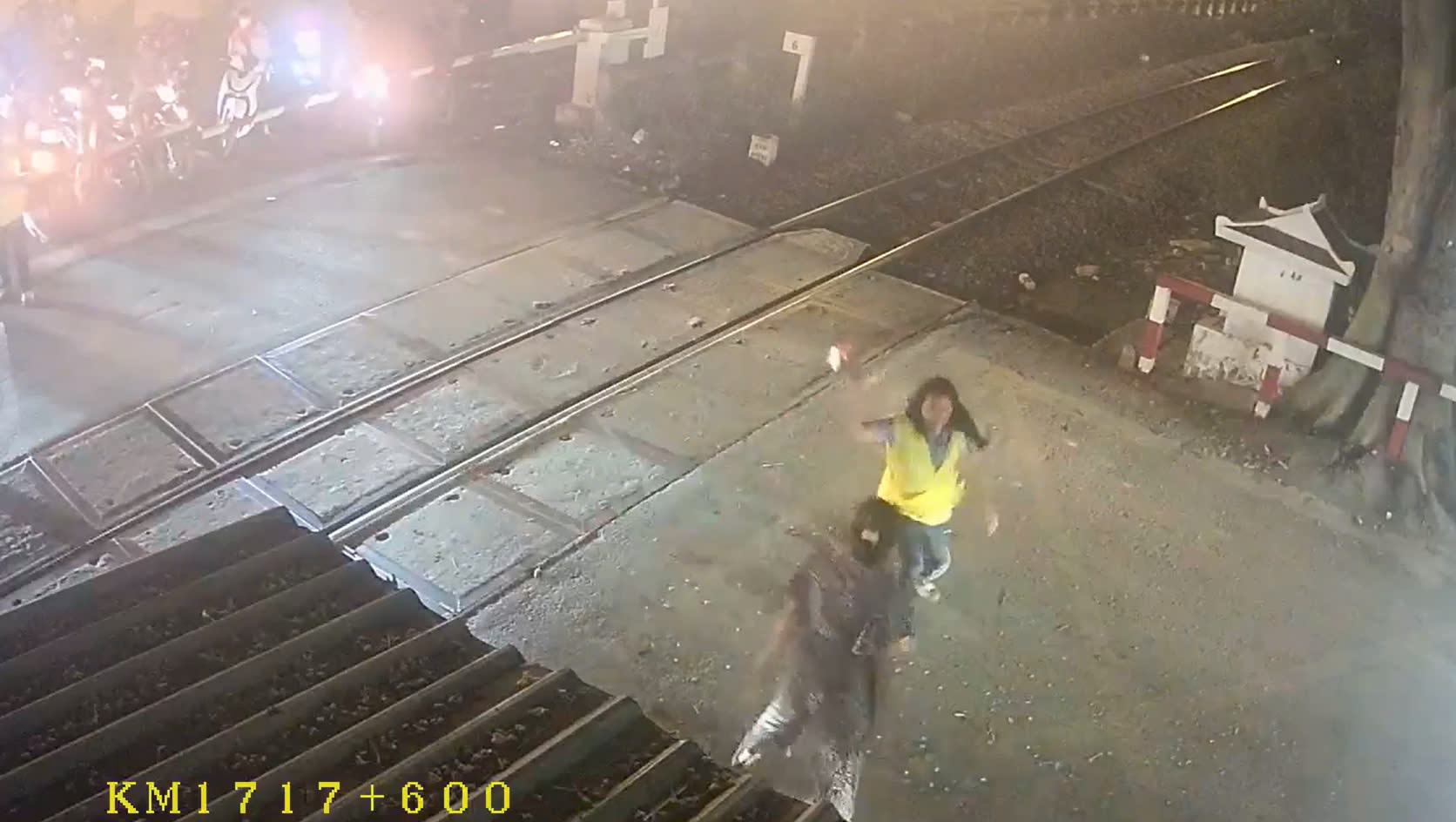 Clip nu nhan vien gac chan tau bi hanh hung hinh anh