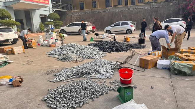 Boc go cac 'mat xich' trong duong day san xuat, mua ban linh kien sung hinh anh