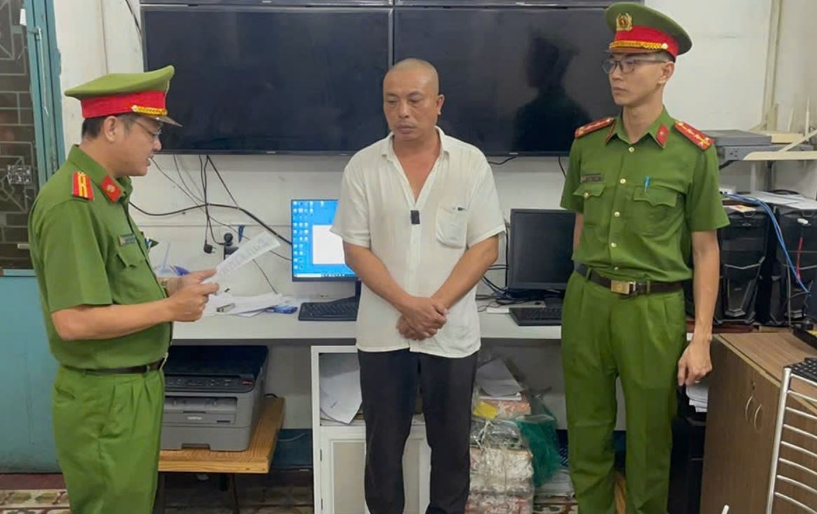 Bat doi tuong cam hung khi duoi danh nhan vien giao hang o TP.HCM hinh anh