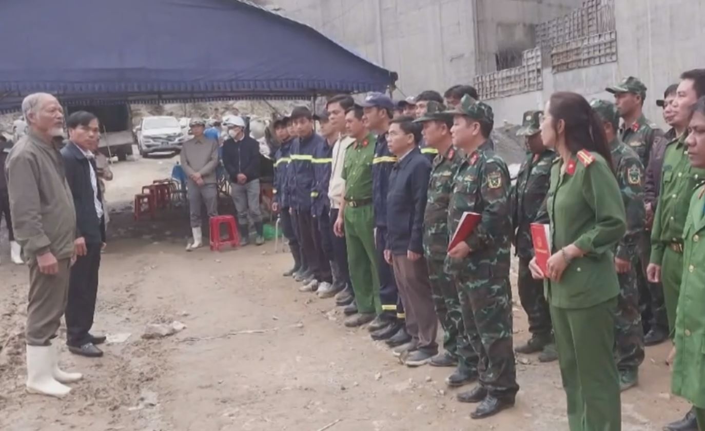 Vu Dak Mi 1: Ban giao hai nan nhan cho gia dinh hinh anh