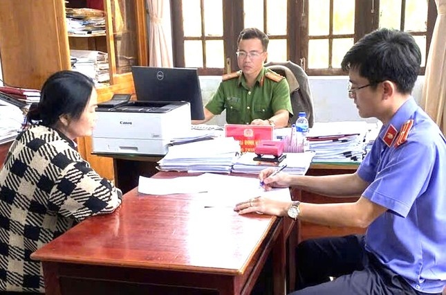 Mua ban hoa don,  Hon 10.000 ty anh 1