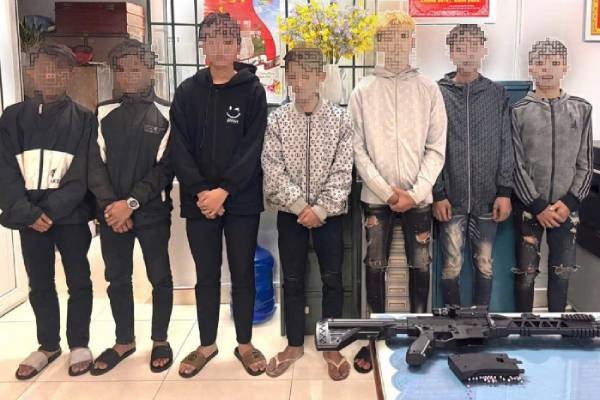 Clip duoi ban tren pho o Nha Trang: Thu giu sung do choi bang nhua hinh anh