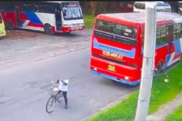 Khoi to tai xe lui oto khong quan sat, can tu vong nguoi o Tien Giang hinh anh