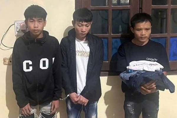 Loi khai cua nhom doi tuong chan duong cuop tai san, ham hai 2 co gai hinh anh