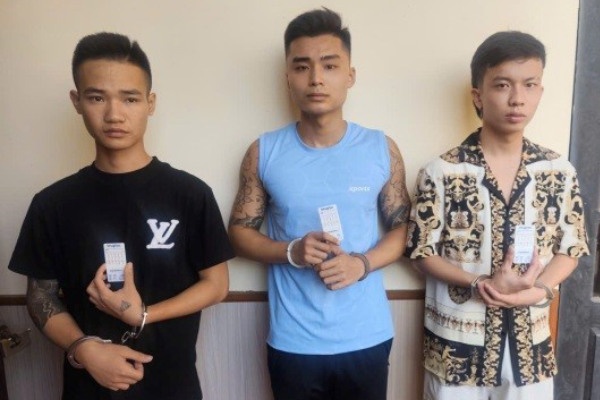 Bat qua tang nhom doi tuong 'bay lac' trong quan karaoke hinh anh