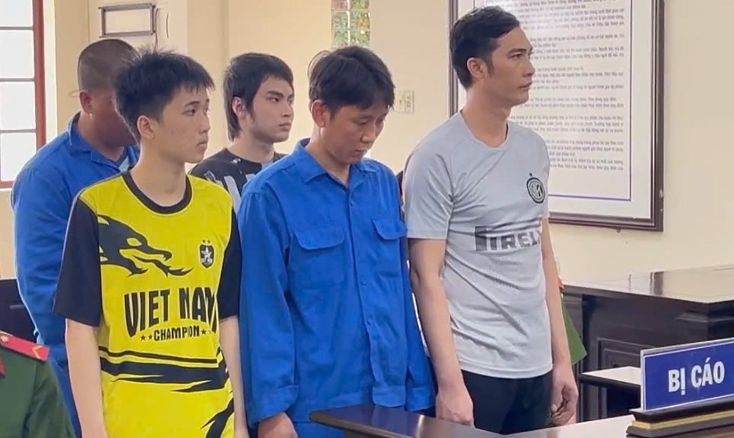 Nhom nguoi tuon ma tuy vao nha tam giam o An Giang lanh an hinh anh