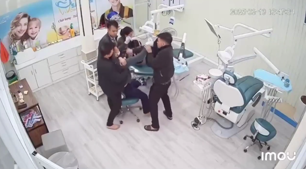 Hanh hung bac si rang anh 1