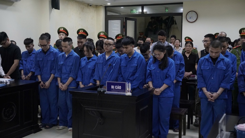 Nhom quai xe,  Dua xe,  Tong tu vong,  Co gai,  Dung den do anh 2
