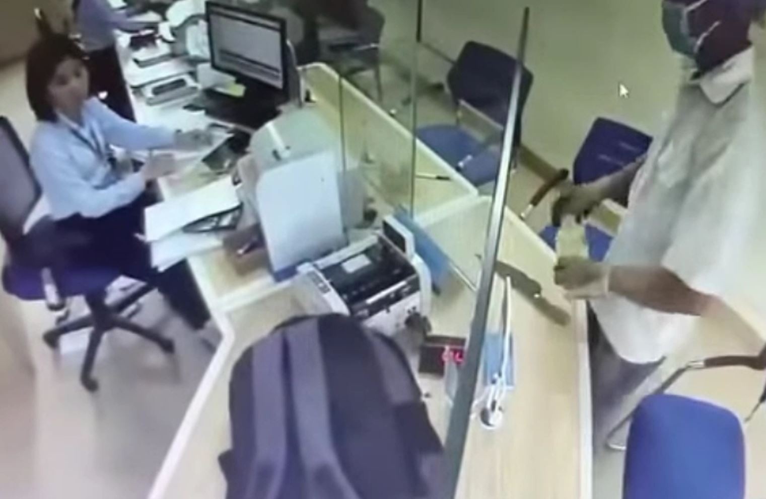 Nguoi dan ong bit mat cam dao xong vao ngan hang cuop tien hinh anh