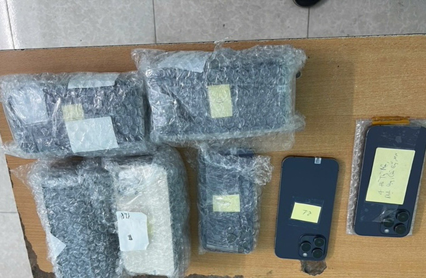 Trom 32 chiec iPhone anh 1