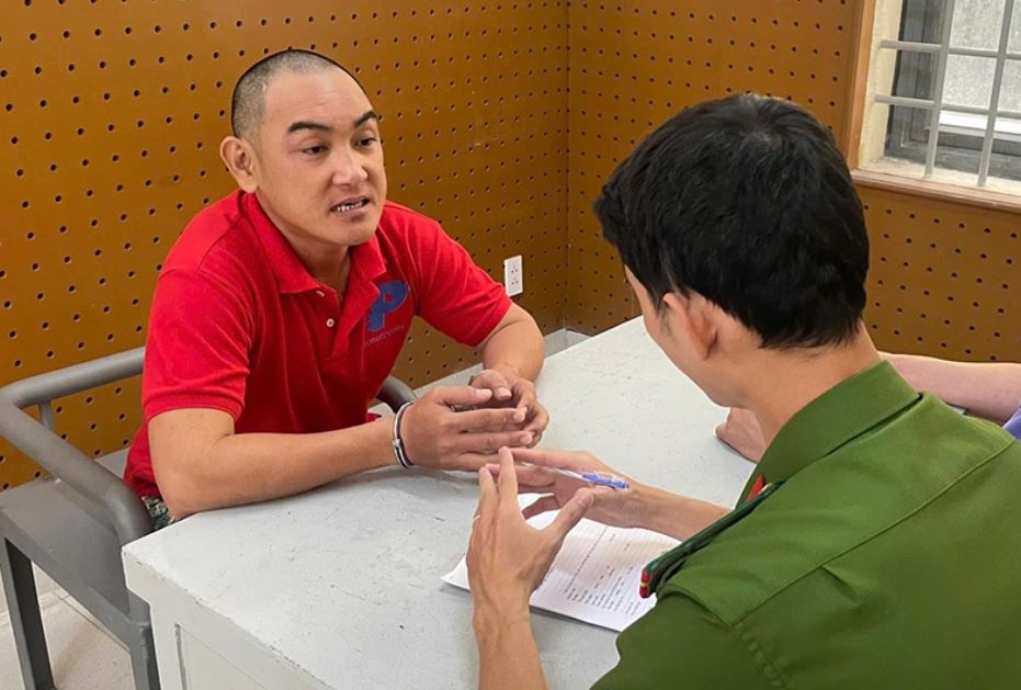 Bat nhom doi tuong danh tai xe, dap pha oto o TP.HCM hinh anh