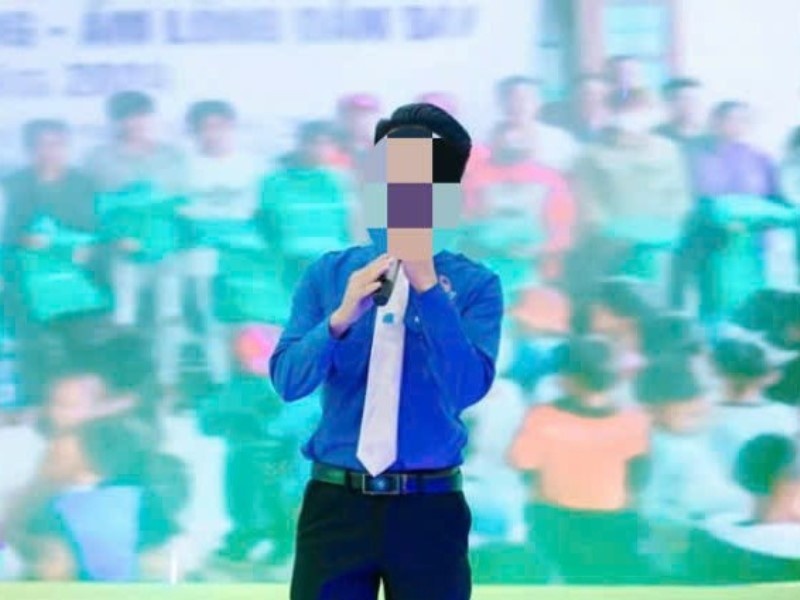 Nam MC dung clip nhay cam tong tien mot phu nu hinh anh