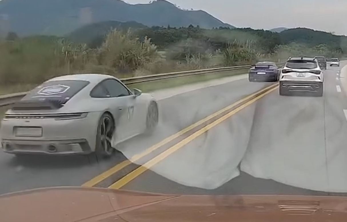 Canh sat xac minh doan xe Porsche nguoc chieu, vuot au tren cao toc hinh anh
