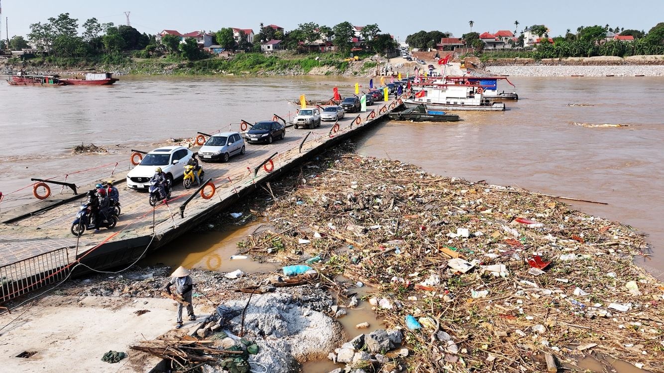 Canh tuong tram khoi rac do ve gay ap luc than cau phao Phong Chau hinh anh