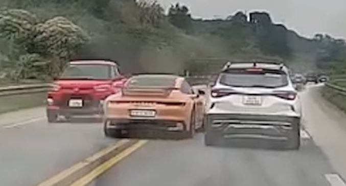 Doan xe Porsche vuot au, chay nguoc chieu tren cao toc hinh anh
