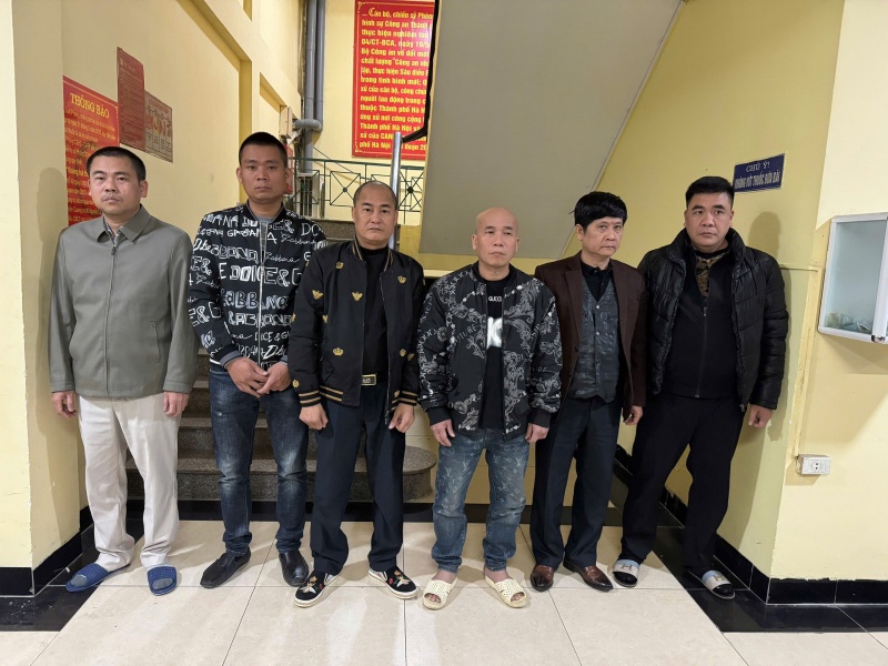 Nup bong cong ty an ninh bao ve de di doi no thue hinh anh