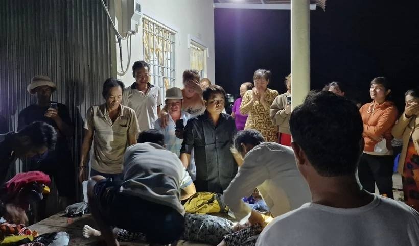 Tim thay thi the be trai 5 tuoi duoi nuoc trong vuong tom o Bac Lieu hinh anh