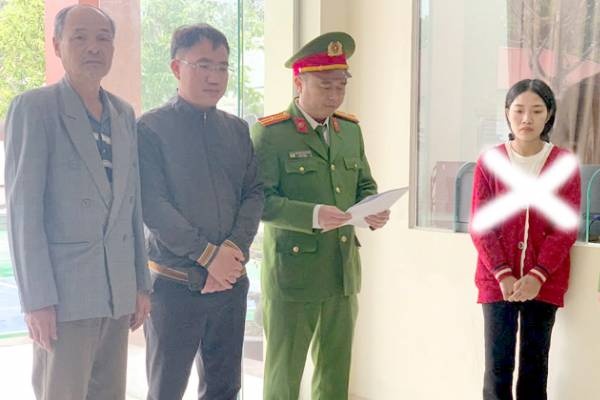 Bat them mot doi tuong trong duong day lua dao qua mang tai Campuchia hinh anh