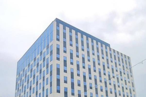 Cong xuong van hanh hang nghin tai khoan Facebook ao de lua dao hinh anh