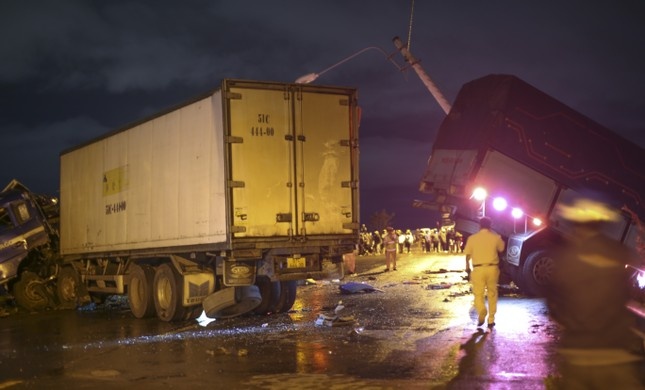 Cong an xac dinh nguyen nhan ban dau vu 3 xe tai tong lien hoan hinh anh