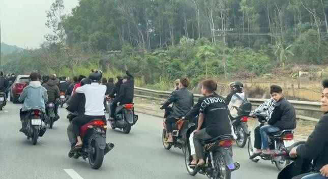 Xu ly nhieu thanh nien khong doi mu bao hiem, lang lach tren quoc lo hinh anh