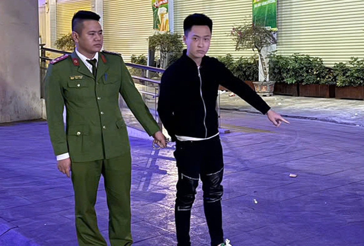 Quay hinh an mung tuyen VN vo dich, co gai o Ha Noi bi cuop dien thoai hinh anh