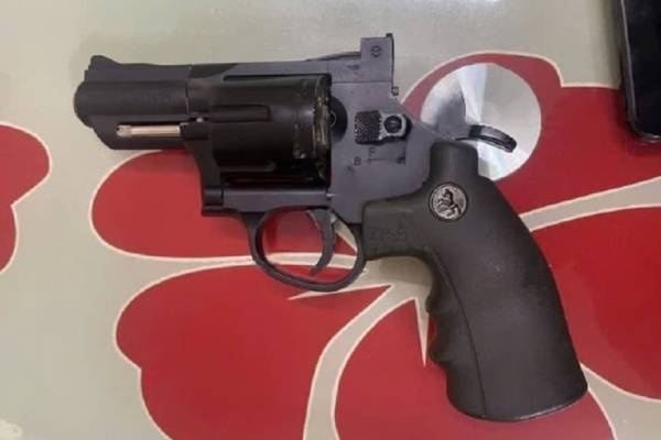 Nam thanh nien cam sung lao vao tiem toc tim nguoi yeu hinh anh