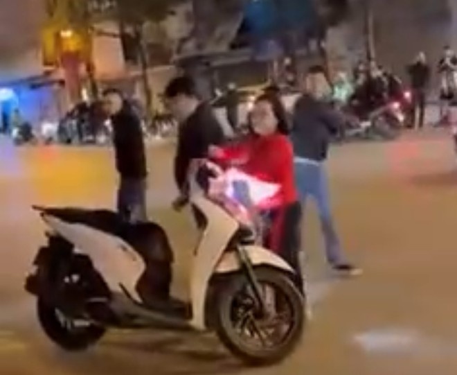 Bat 3 doi tuong trong vu nam thanh nien 'dung im chiu danh' o Ha Noi hinh anh