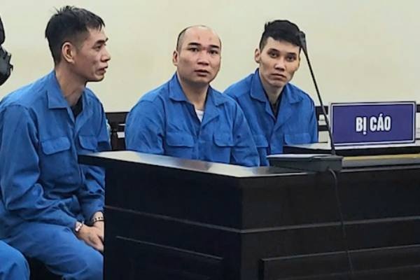 Nguoi dan ong lua dao chiem doat tien ty cua gan 100 cua hang vang hinh anh