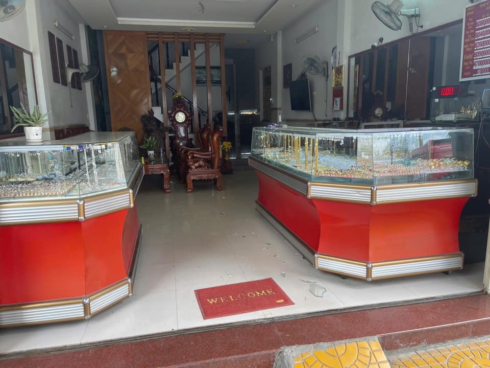 cuop tiem vang anh 2