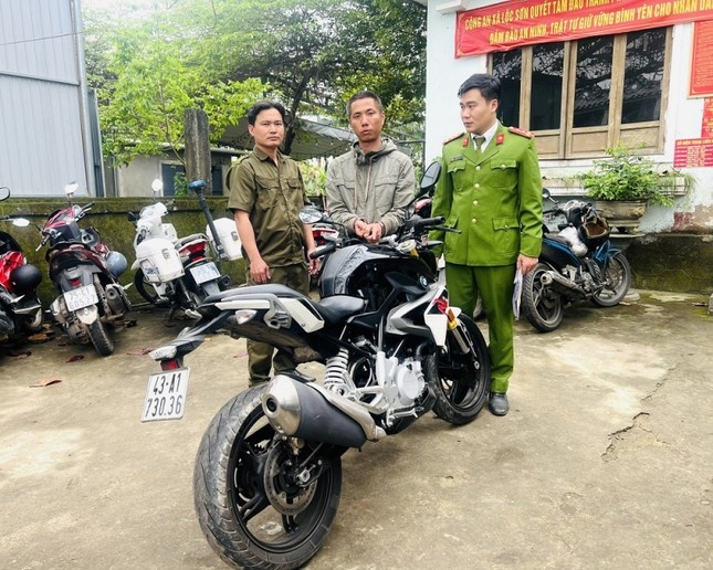 Danh cap moto BMW lam phuong tien di an trom hinh anh
