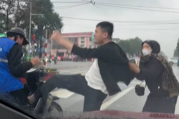 Nam thanh nien mac ao shipper bi dam da tui bui giua duong hinh anh