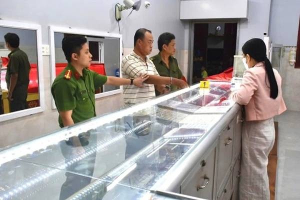 Nghi pham,  Cuop tiem vang,  Tiem vang Thanh Phat anh 2
