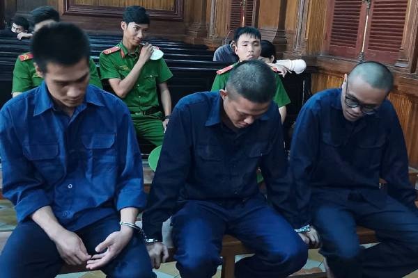 Nhan vien quan karaoke nhot khach vao phong, danh dap doi tien 'boa' hinh anh