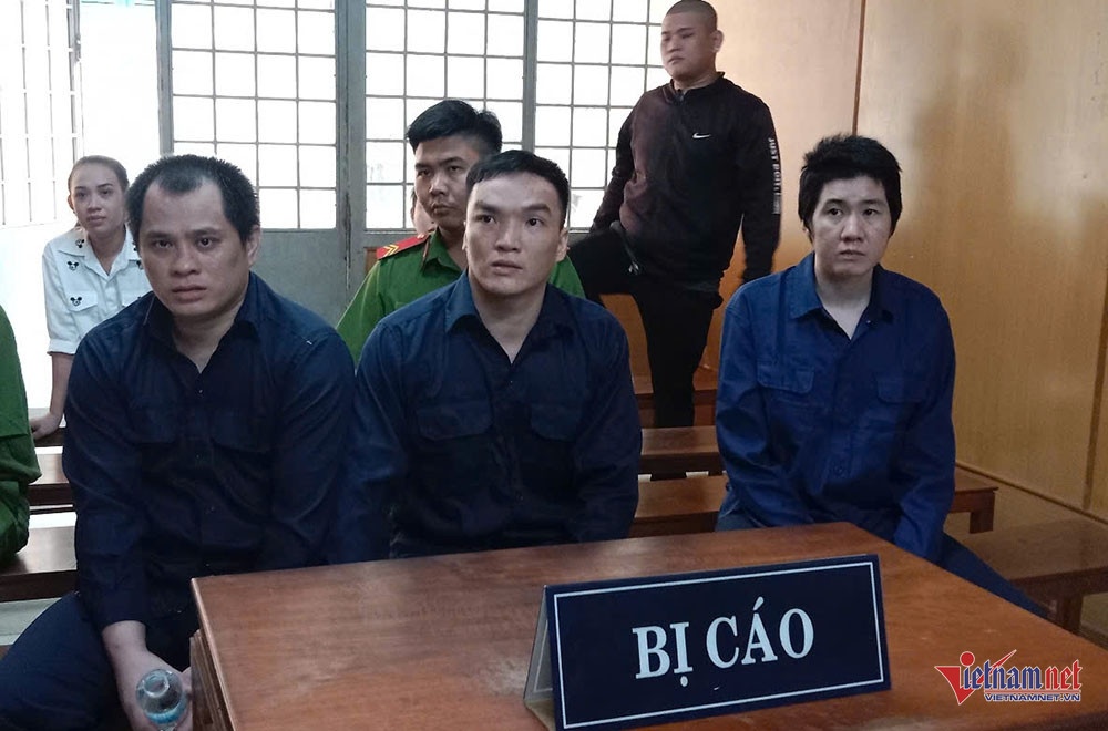 Chu no bat coc,  Ep lot do anh 1