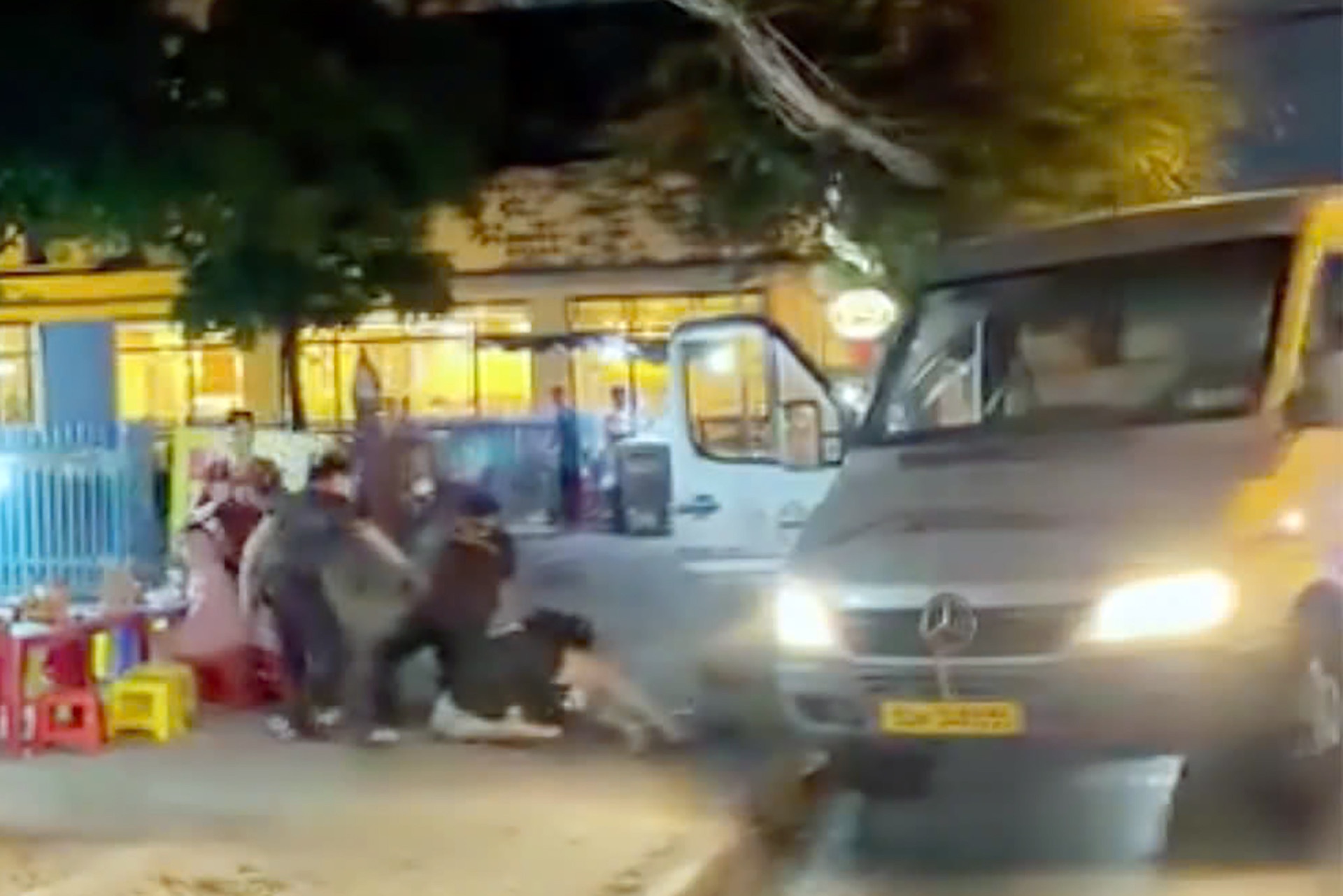 Mau thuan, tai xe oto xuong xe danh nhau voi nguoi di duong o TP.HCM hinh anh