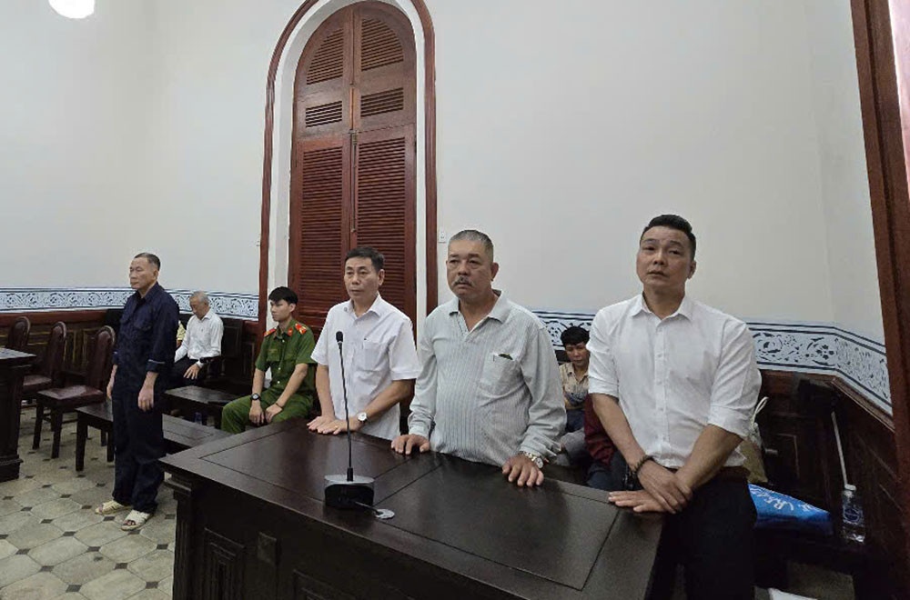 Nhan vien cong ty bao hiem nhan tien de lam lo cho khach truc loi hinh anh