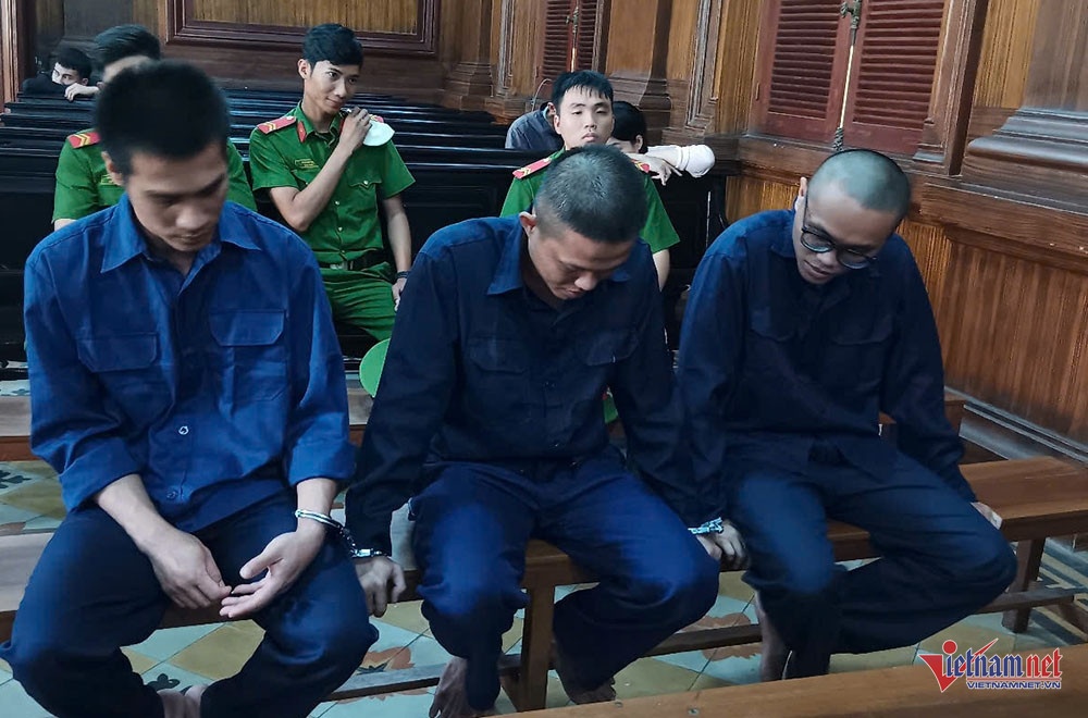 Nhan vien quan karaoke,  Nhot khach vao phong,  Doi tien boa,  quan X-Men anh 1