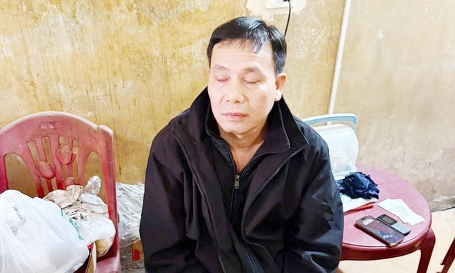 Chu cua hang sim the 'kiem' cho vay lai nang hinh anh