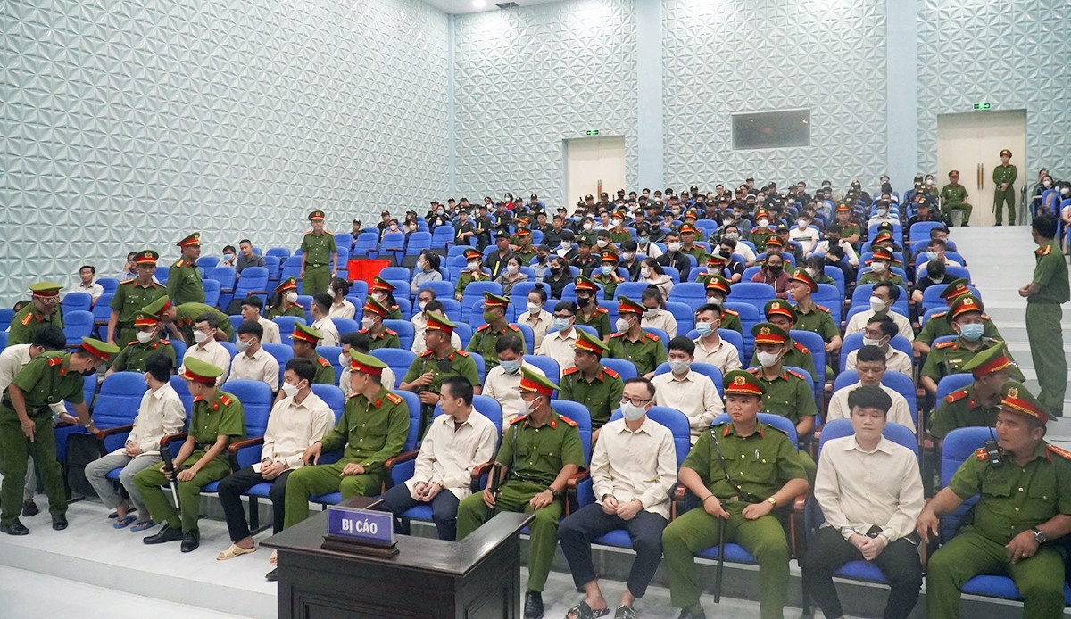 Hon 100 nguoi khang cao vu doi no thue nup bong cong ty luat hinh anh